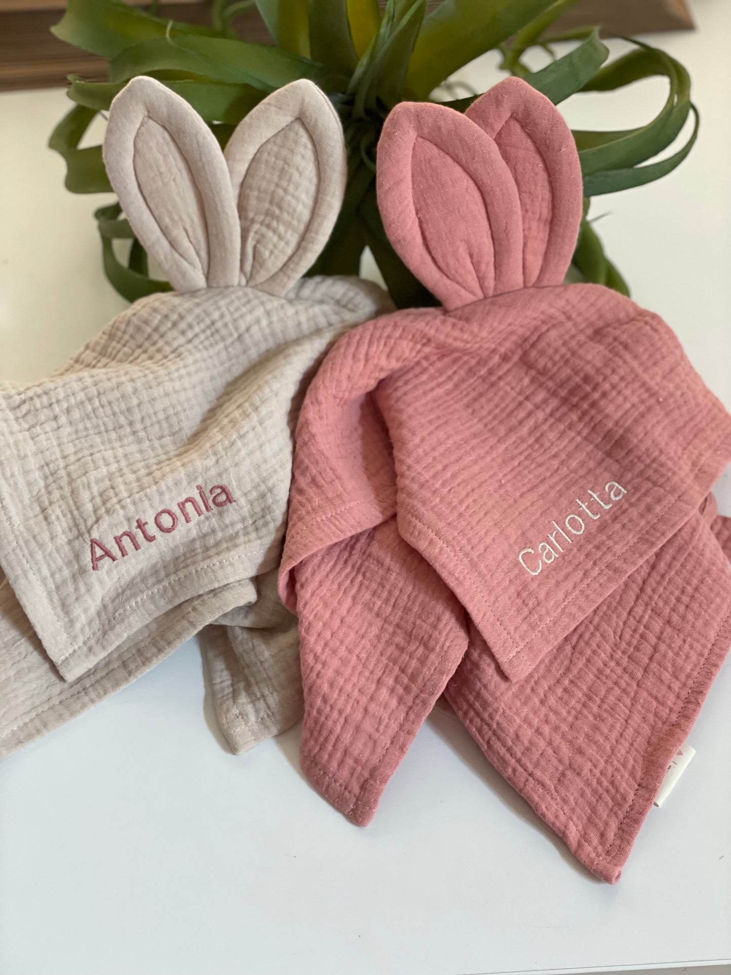 Babygeschenk mit Namen / Schnuffeltuch mit Hasenohren in der Farbe altrosa