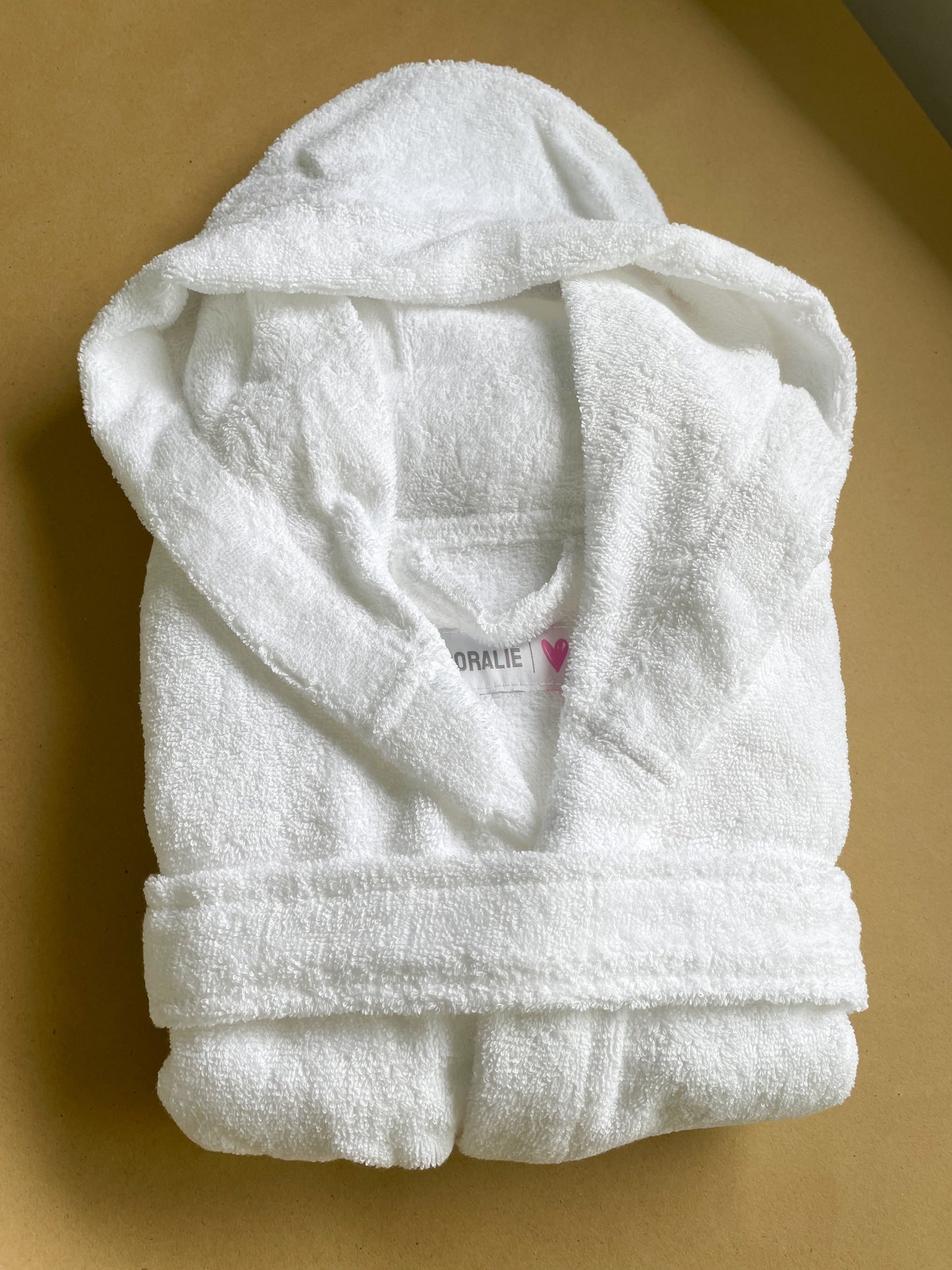 Bademantel aus Baumwolle mit Kapuze und Taschen in der Farbe weiß. Bademantel für Kinder schlicht.