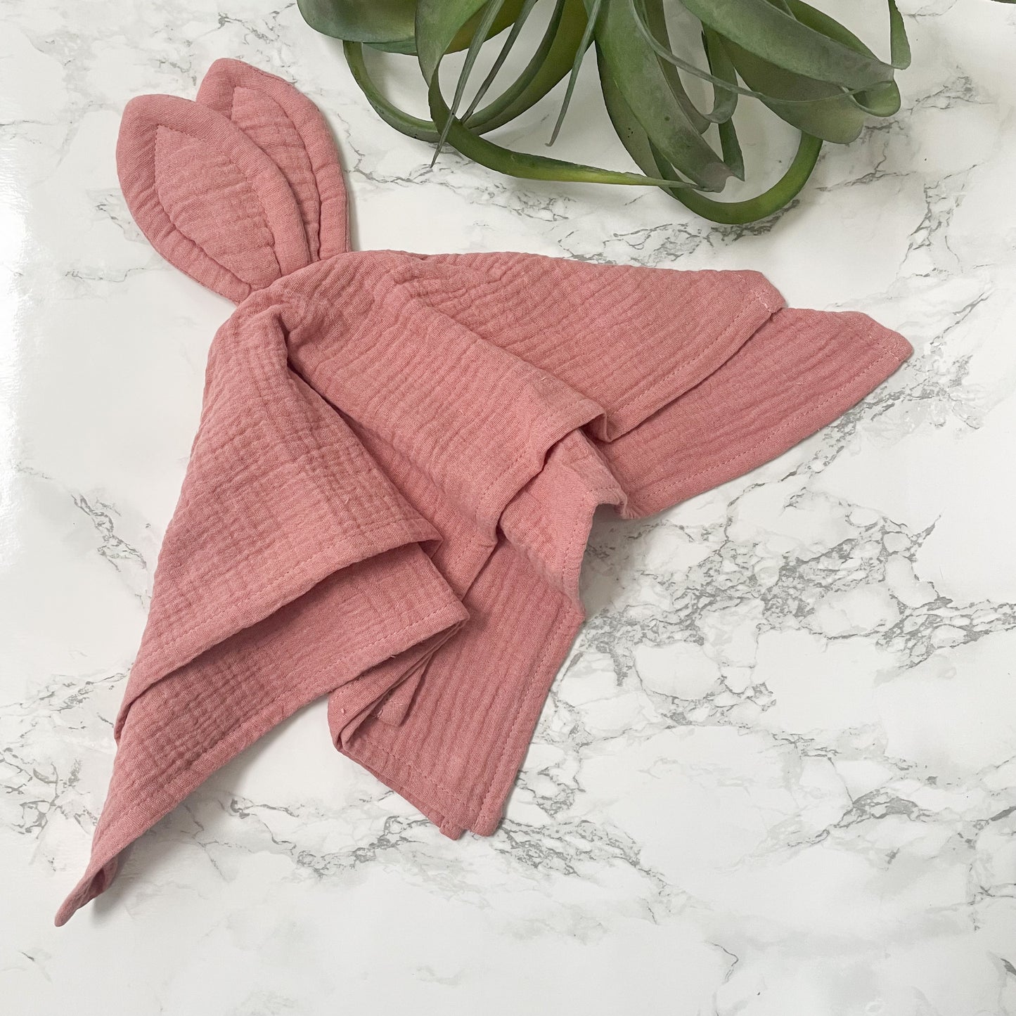 Babygeschenk mit Namen / Schnuffeltuch mit Hasenohren in der Farbe altrosa