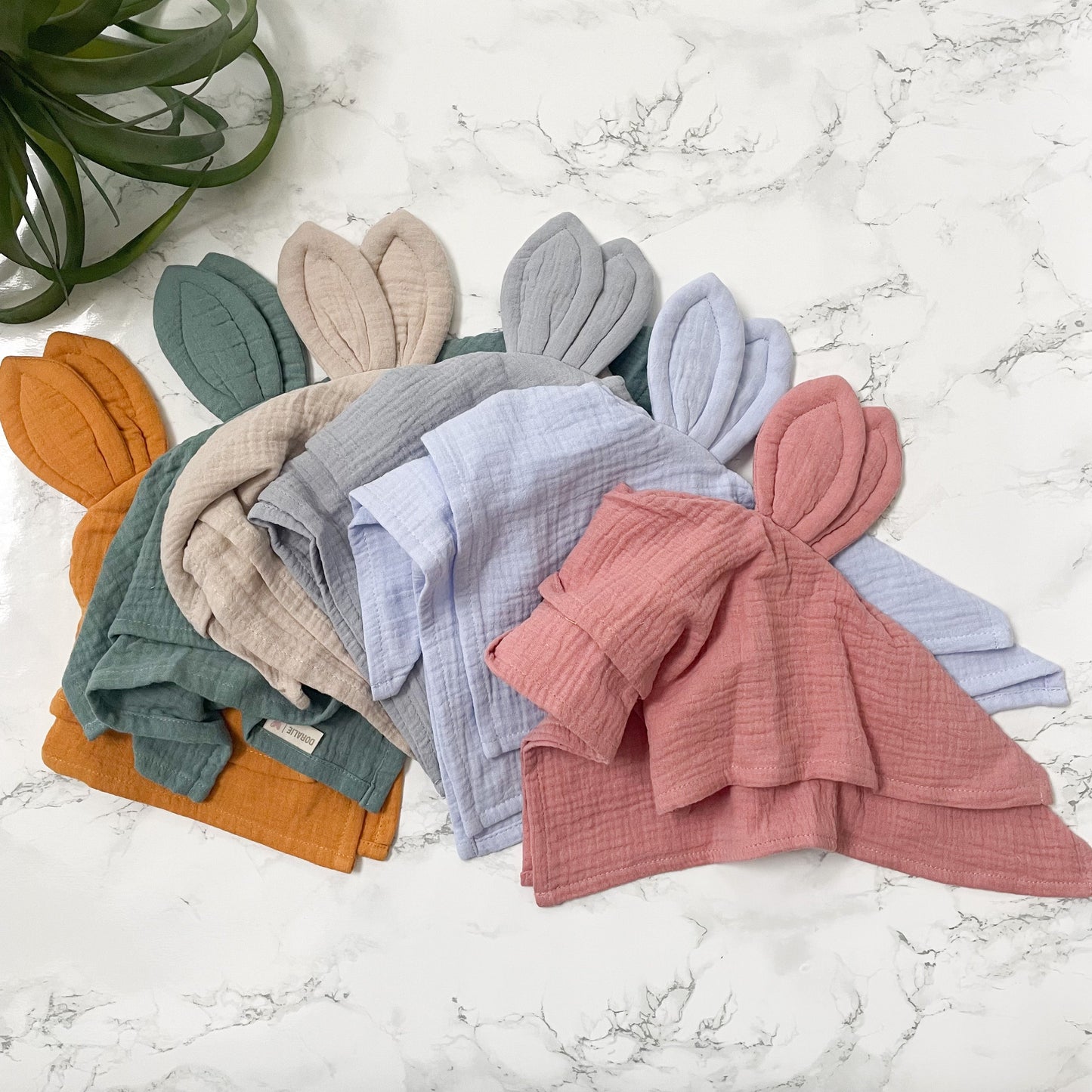 Personalisiertes Kuscheltuch mit Hasenohren in der Farbe grau / Schnuffeltuch Hase