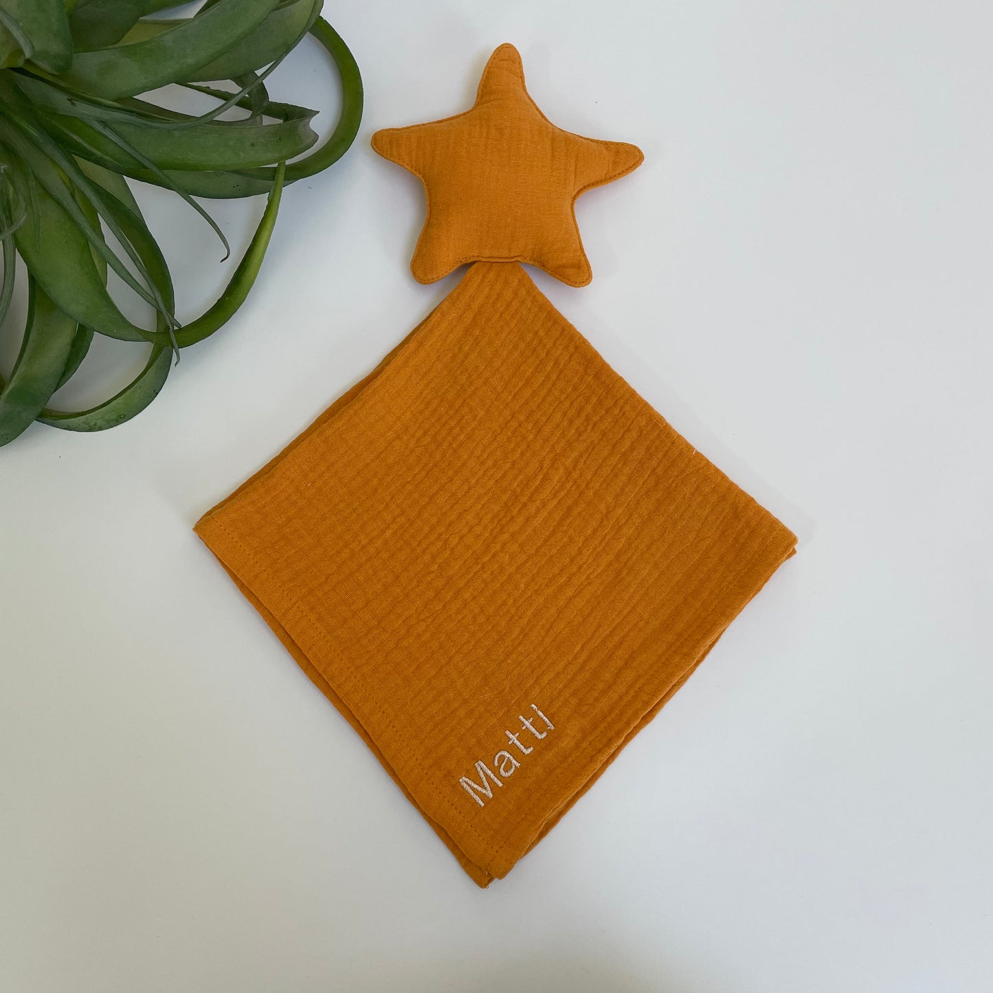 Schnuffeltuch Stern mit Name in Farbe senfgelb