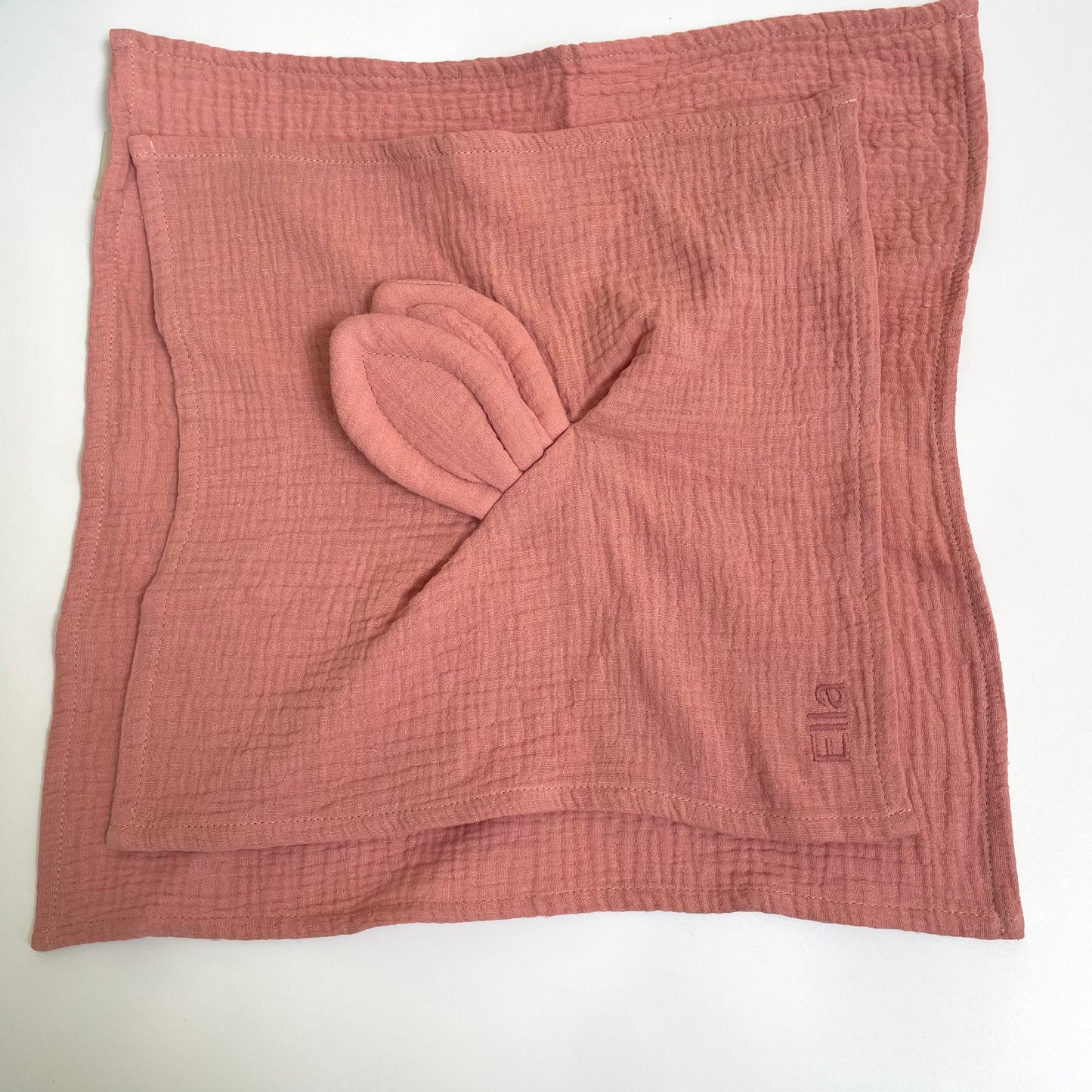 Babygeschenk mit Namen / Schnuffeltuch mit Hasenohren in der Farbe altrosa