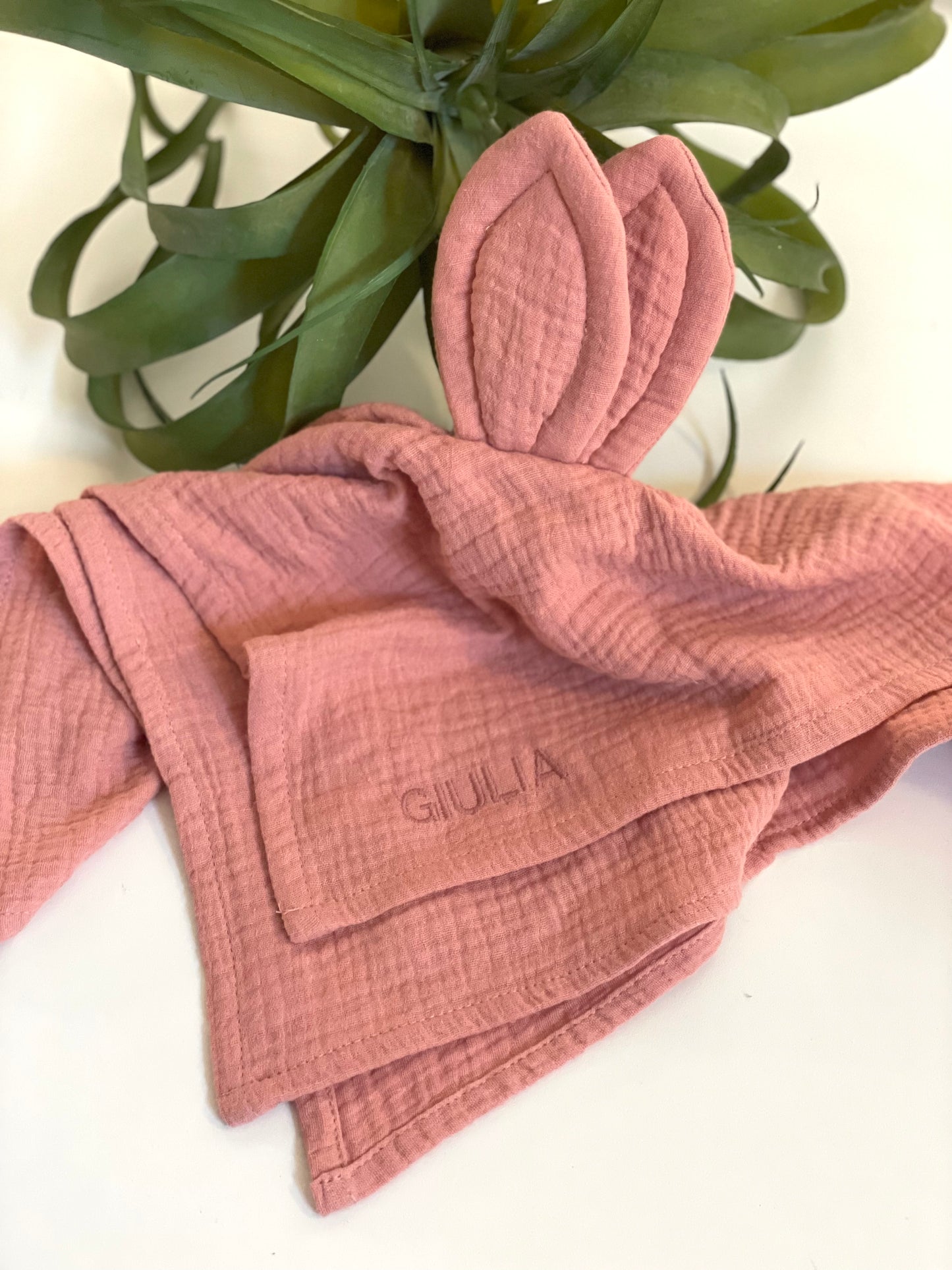 Babygeschenk mit Namen / Schnuffeltuch mit Hasenohren in der Farbe altrosa