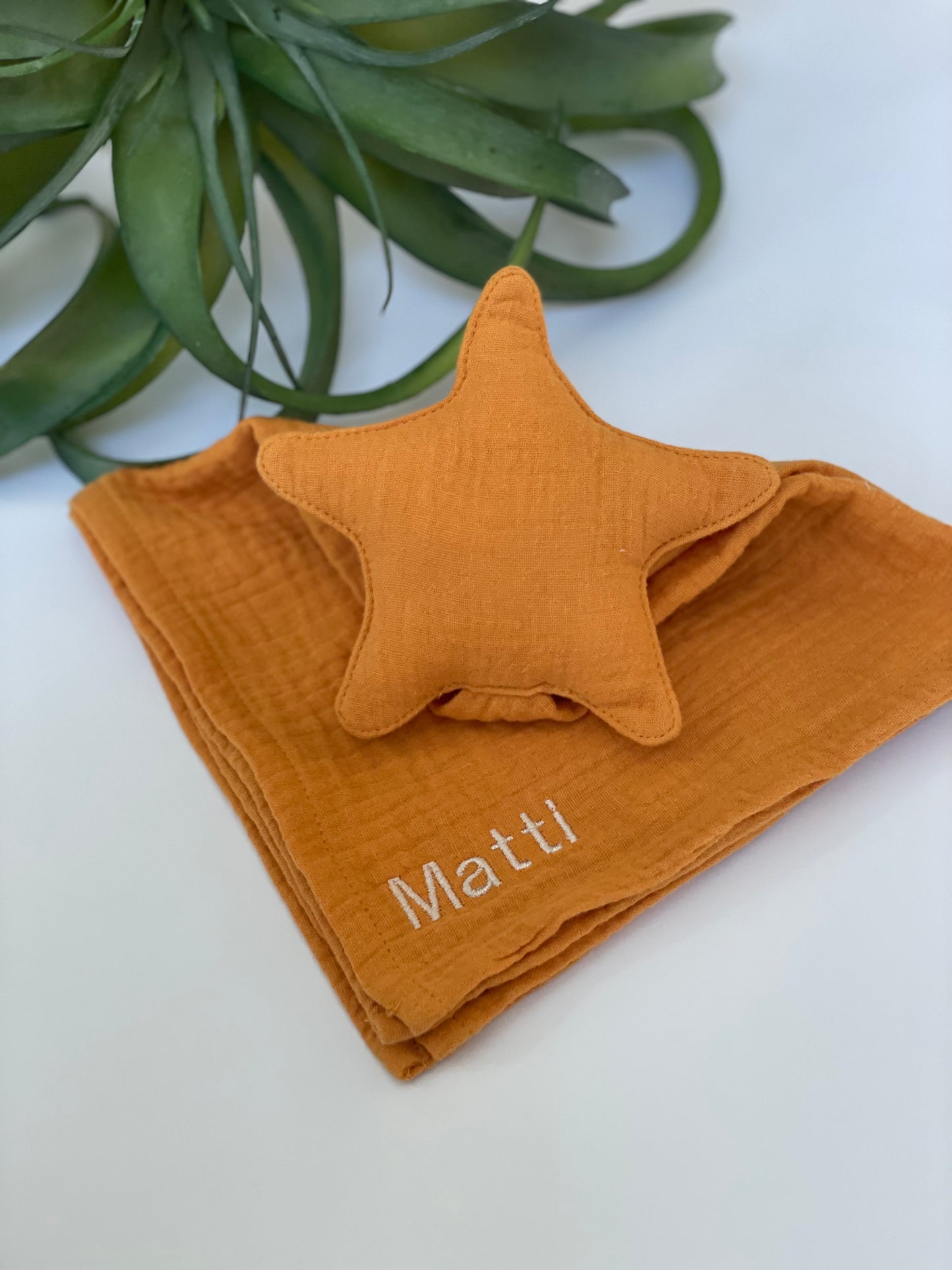 Schnuffeltuch Stern mit Name in Farbe senfgelb