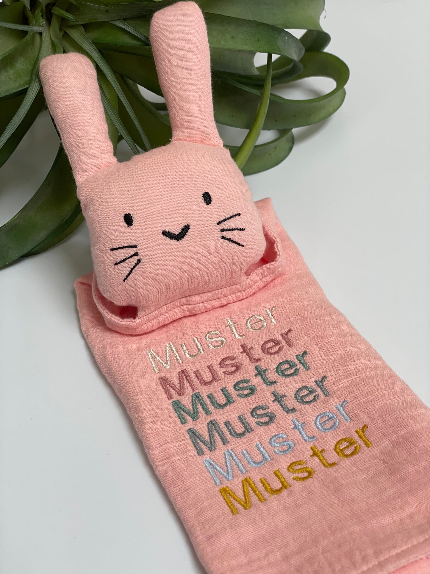 besticktes Schnuffeltuch als Geburtsgeschenk mit Namen