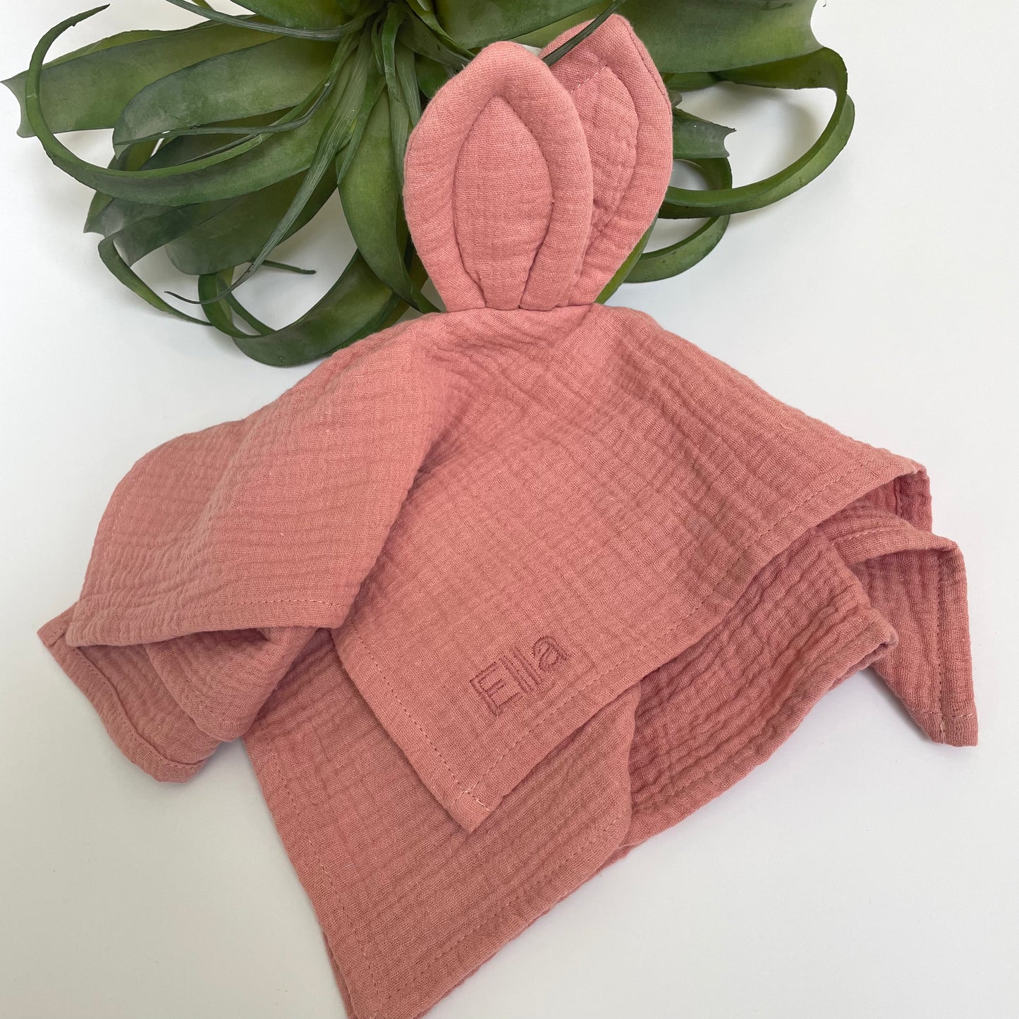 Babygeschenk mit Namen / Schnuffeltuch mit Hasenohren in der Farbe altrosa