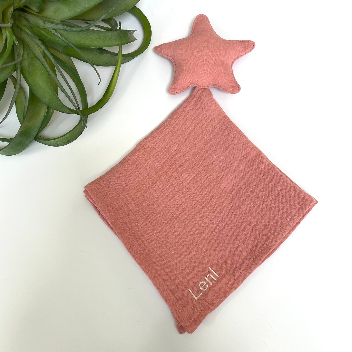 Schnuffeltuch Stern mit Name in Farbe altrosa