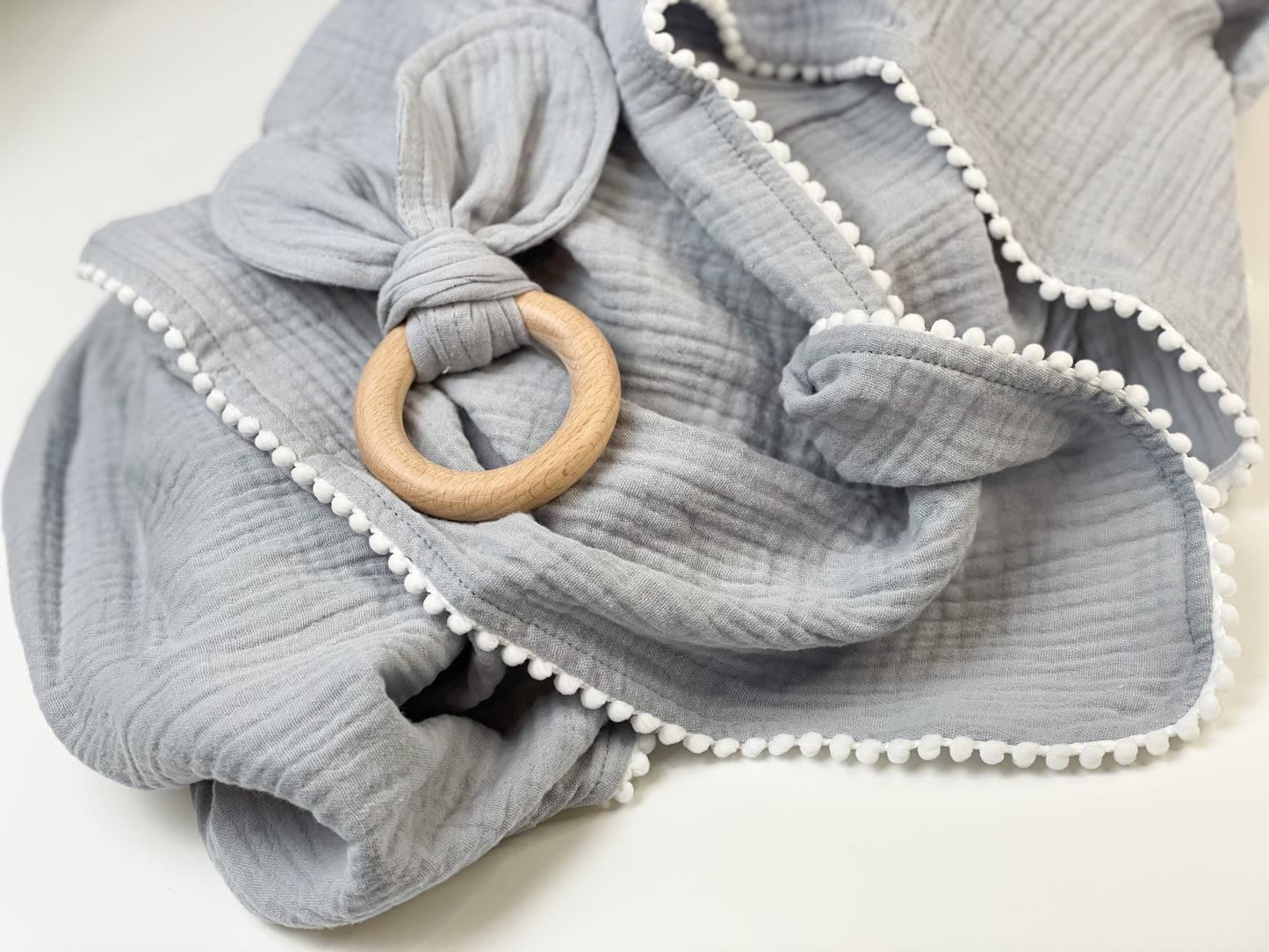 Set aus Musselindecke mit Borte und Greifling