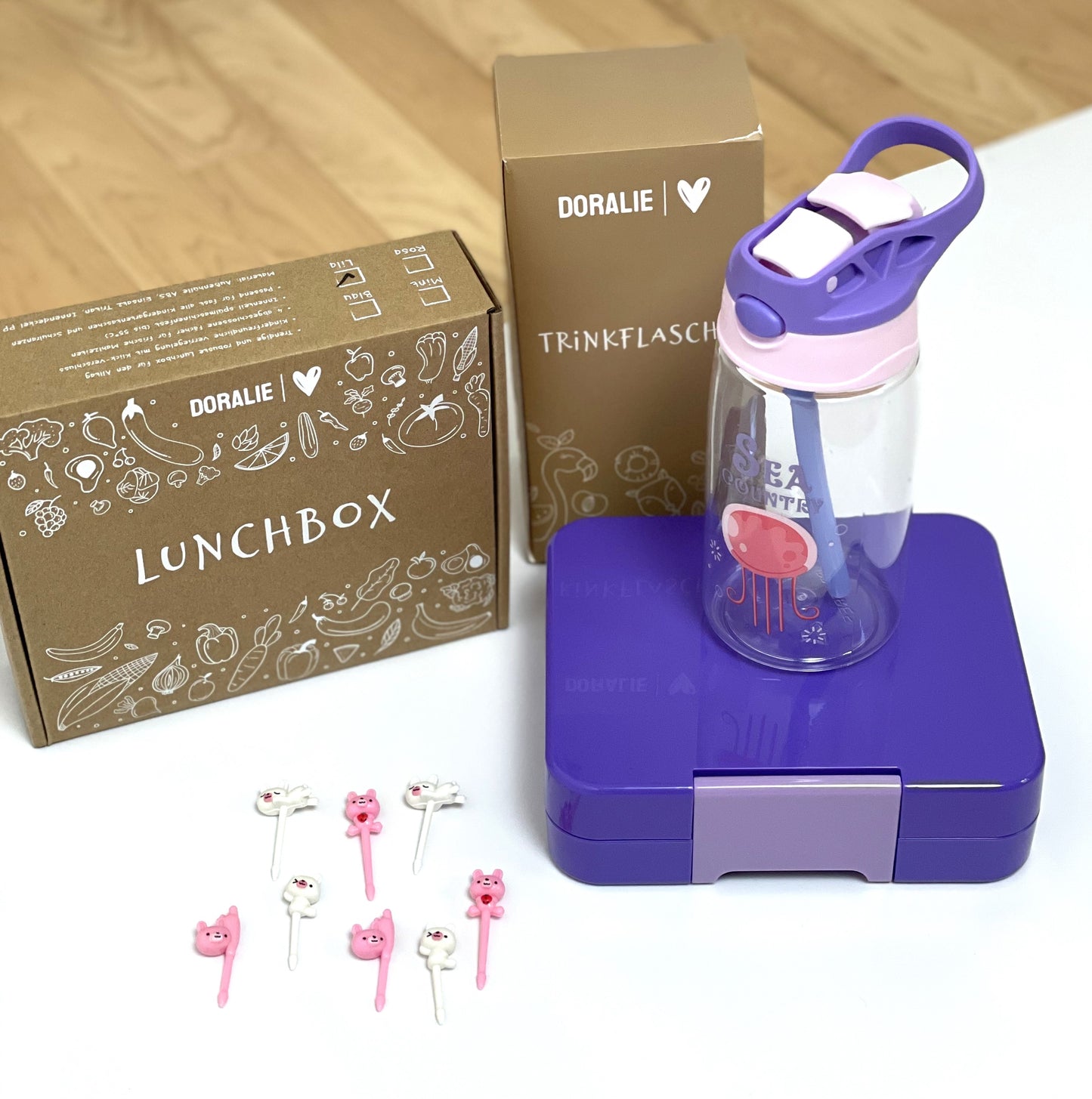 Bento Box Brotdose mit passender Trinkflasche für Kinder. Nebenan Food Picks in Häschenform.