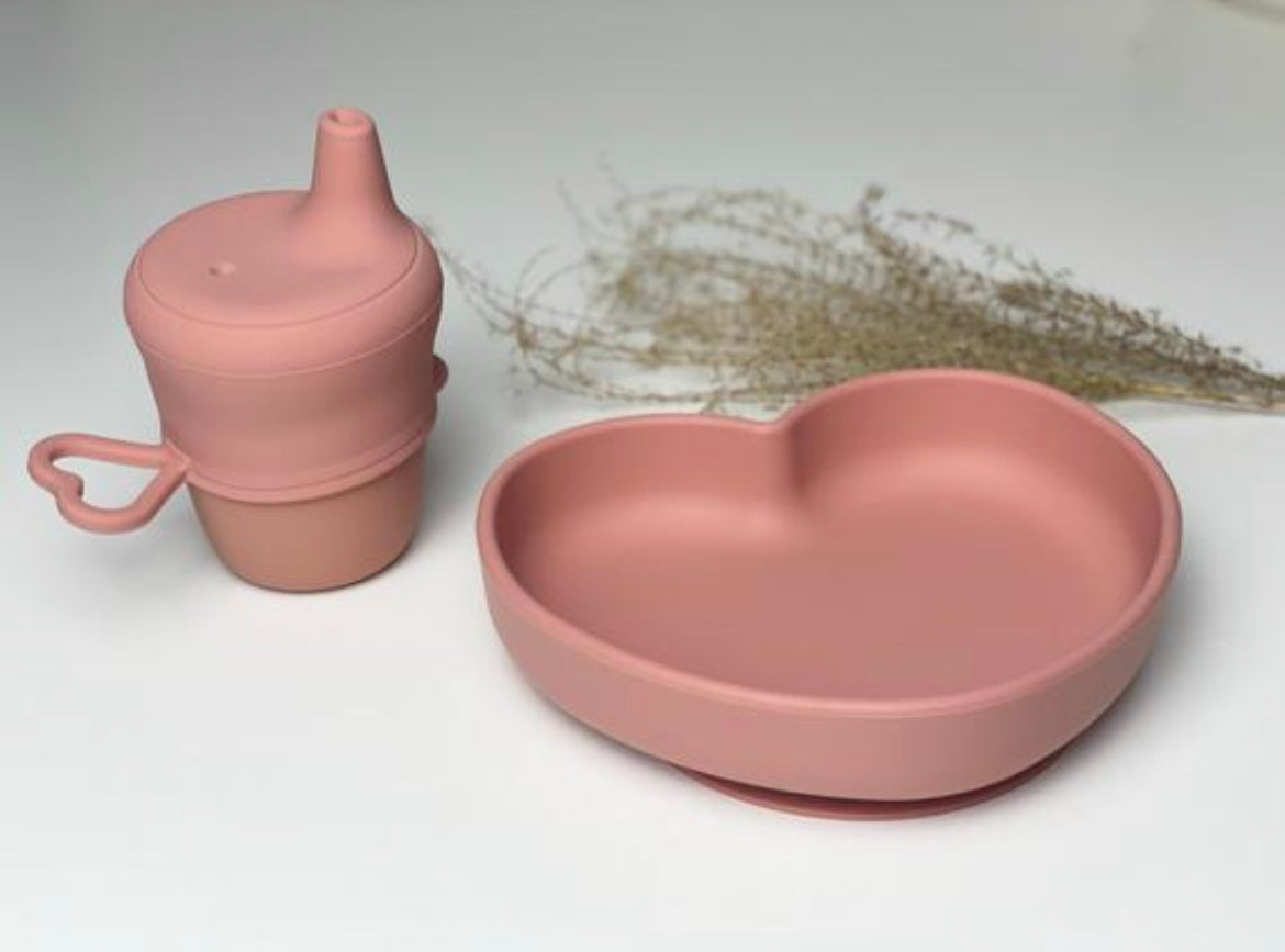 Silikon Herzteller mit Saugnapf und Trinklernbecher in rosa.