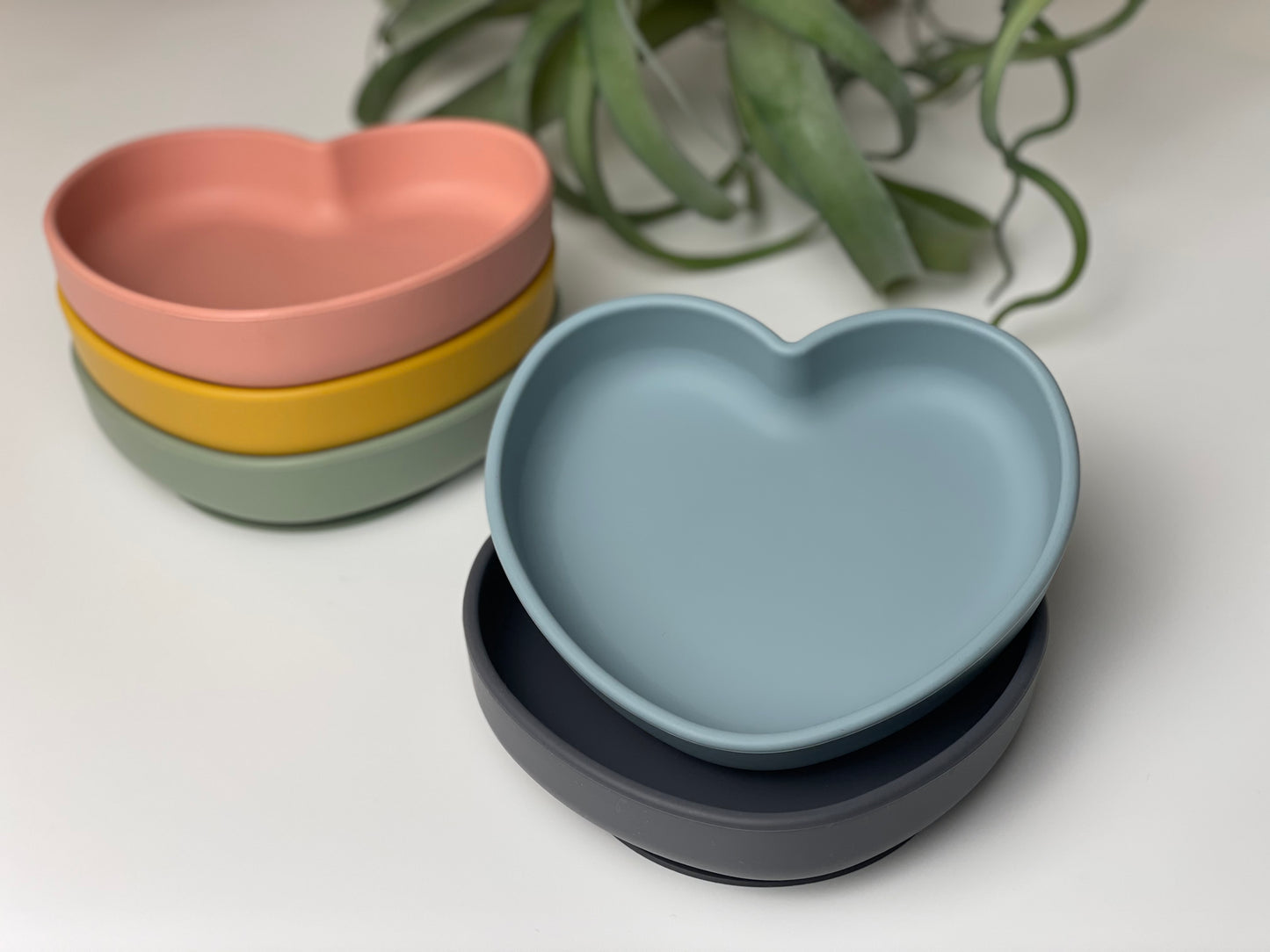 Silikonteller mit Saugnapf. Der Babyteller hat eine Herzform und eignet sich perfekt für den Beikoststart. Erhältlich in den Farben blau, anthrazit, rosa, senf, mint.
