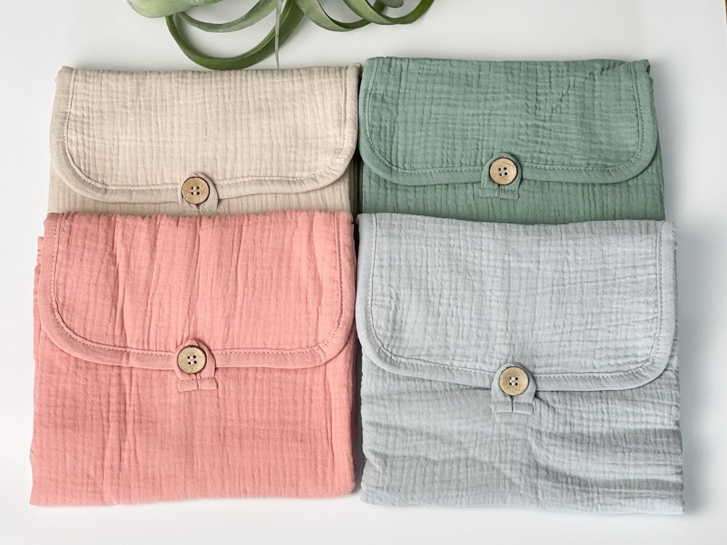 Wickelunterlage für unterwegs / Wickelauflage waschbar und faltbar / Windeltasche