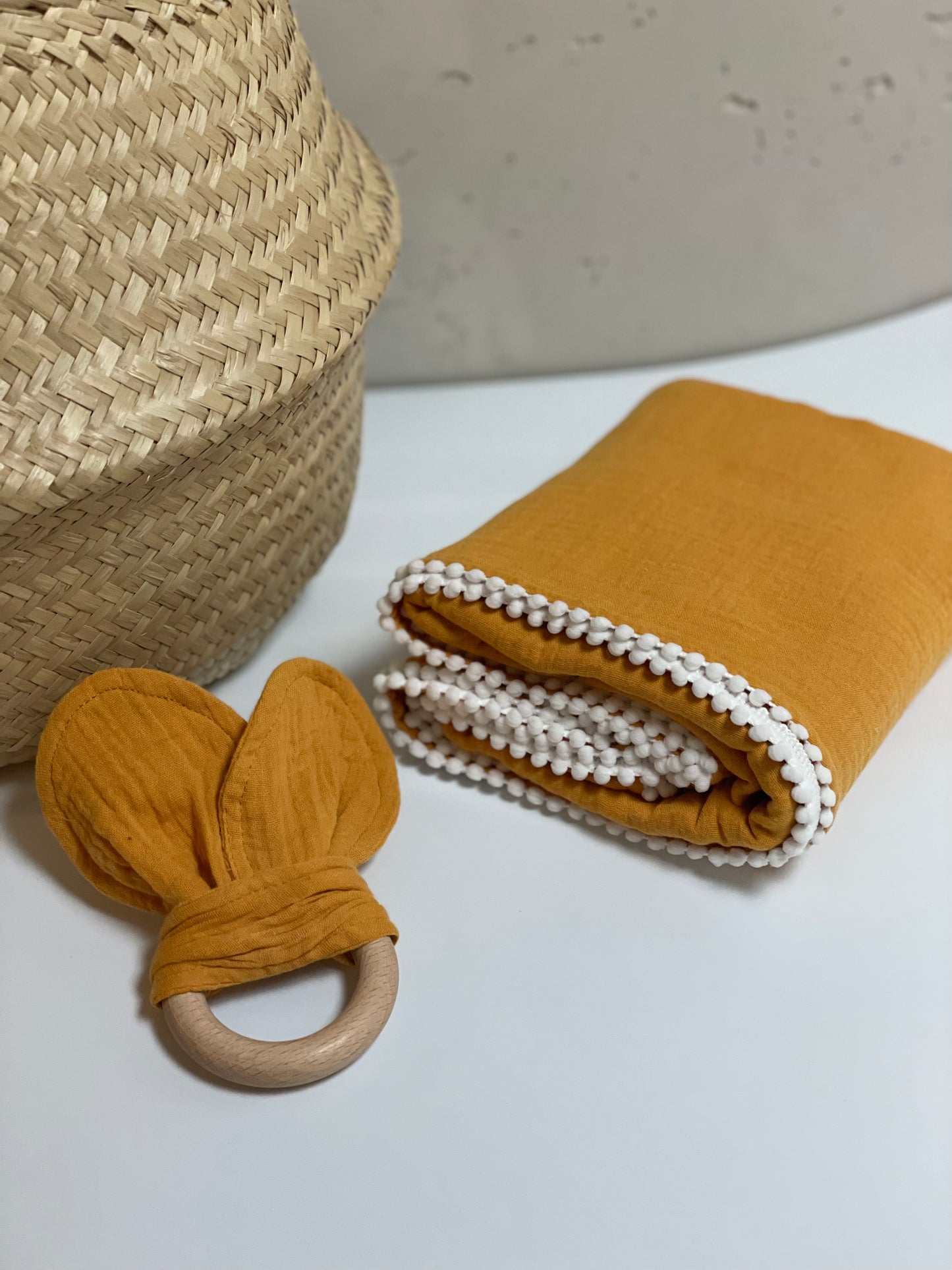 Set aus Musselindecke mit Borte und Greifling
