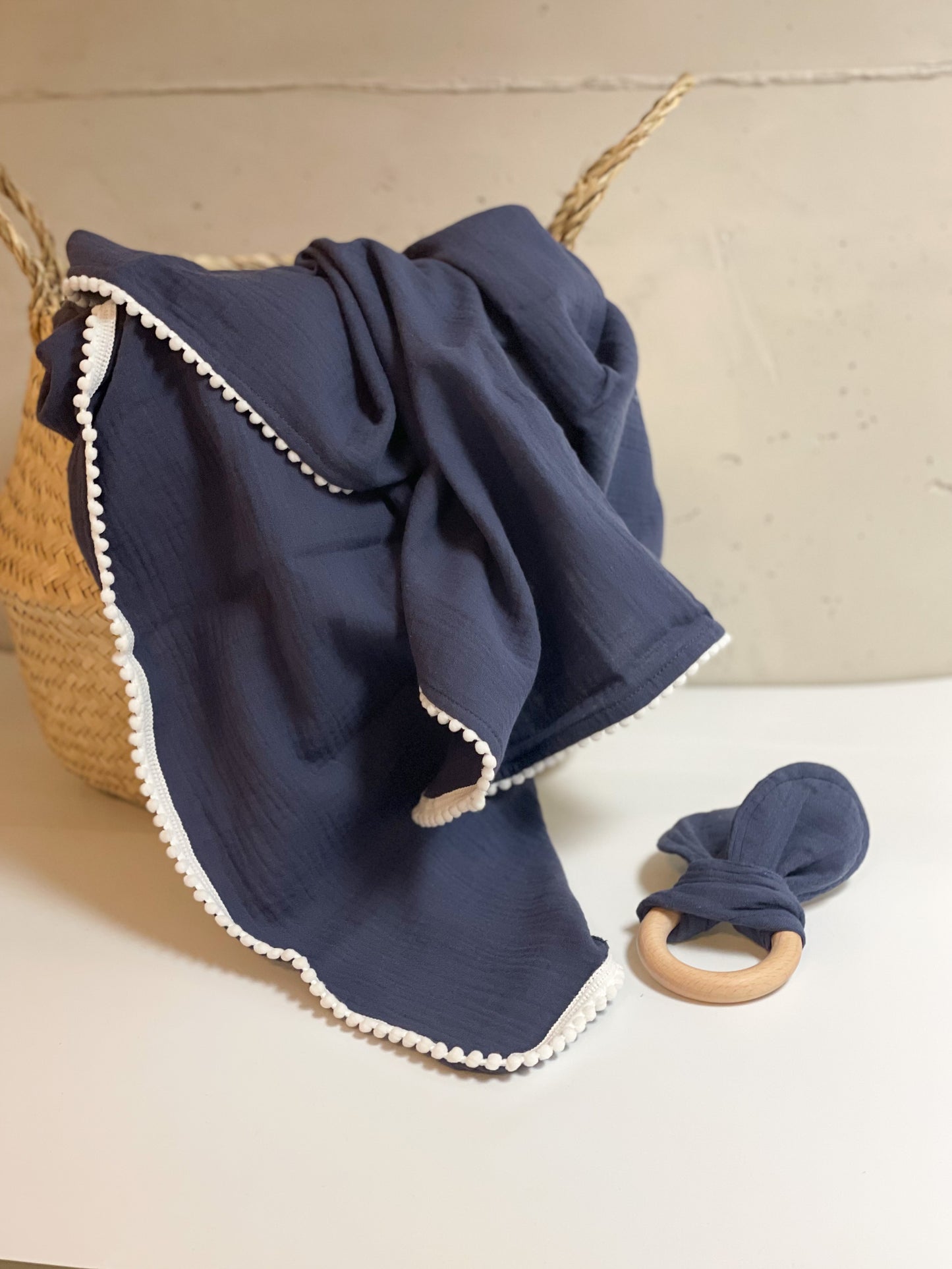 Set aus Musselindecke mit Borte und Greifling