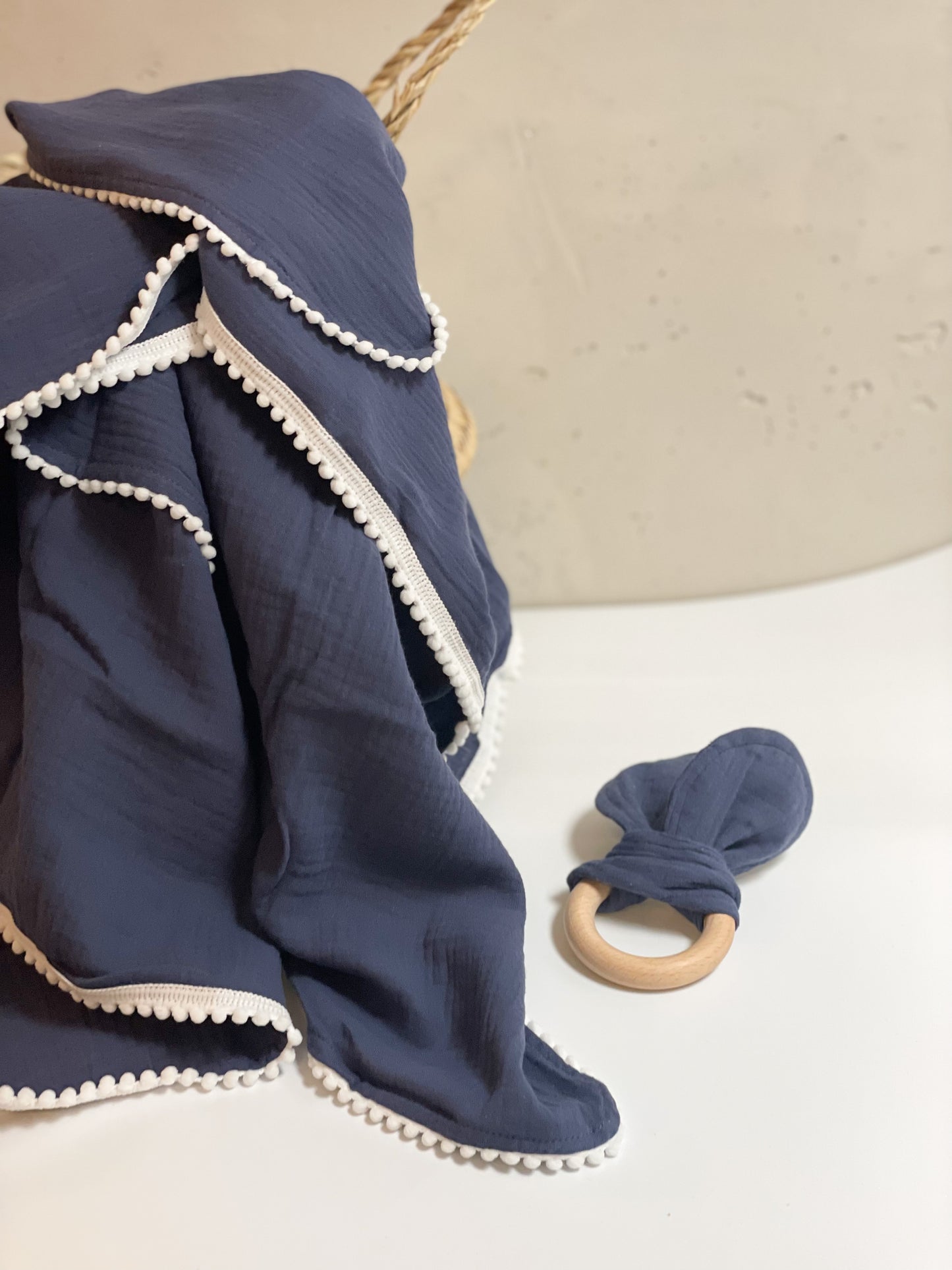 Set aus Musselindecke mit Borte und Greifling