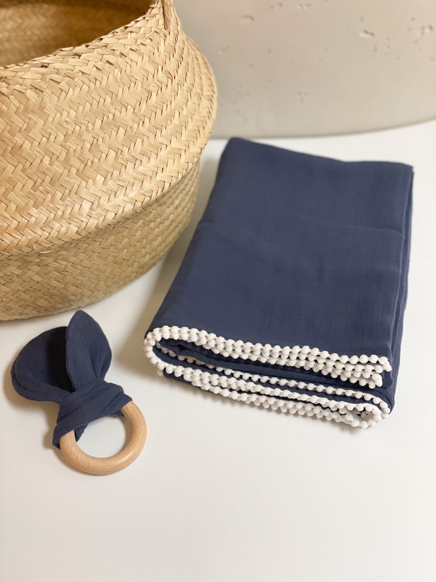 Set aus Musselindecke mit Borte und Greifling