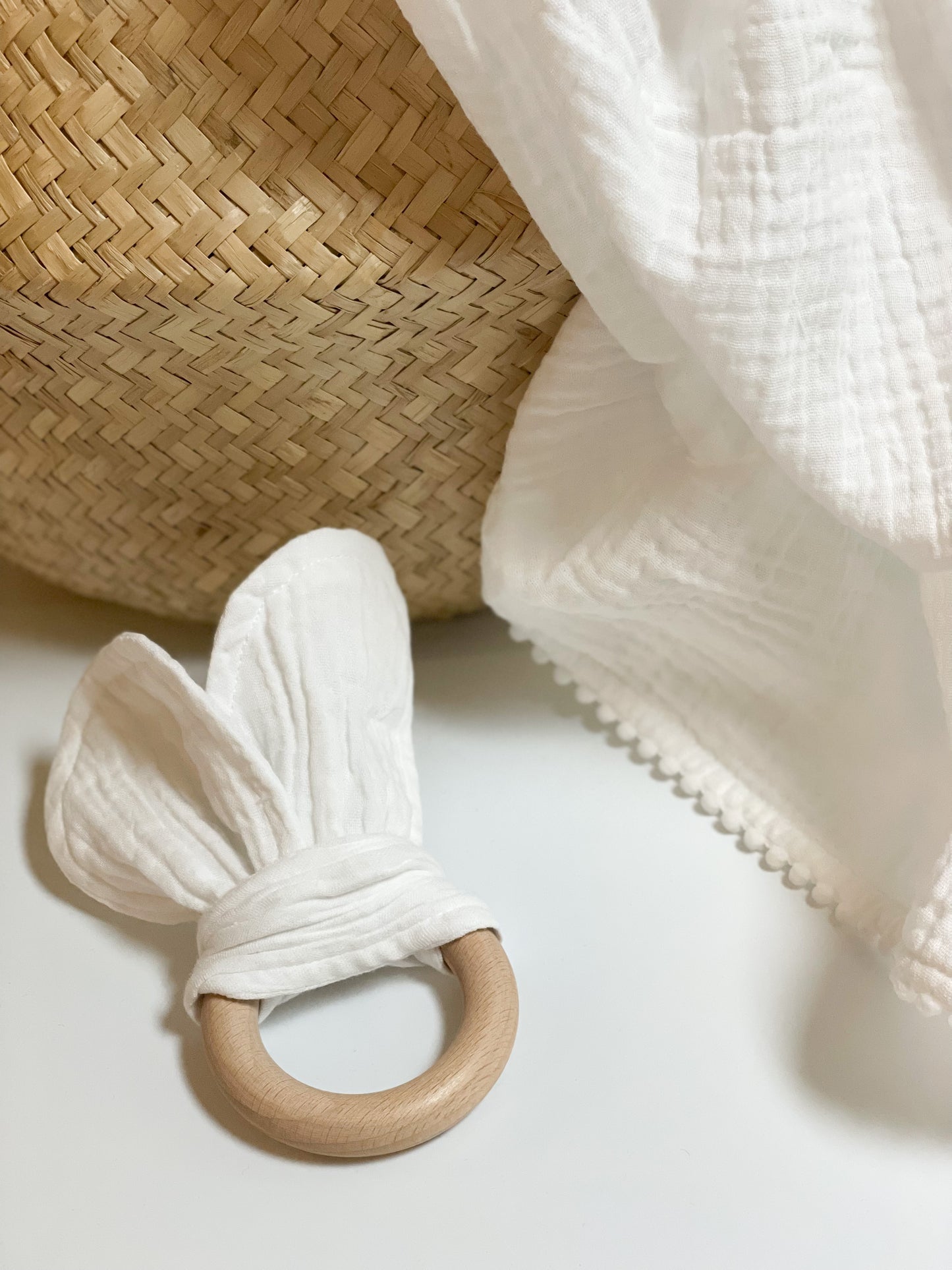 Set aus Musselindecke mit Borte und Greifling