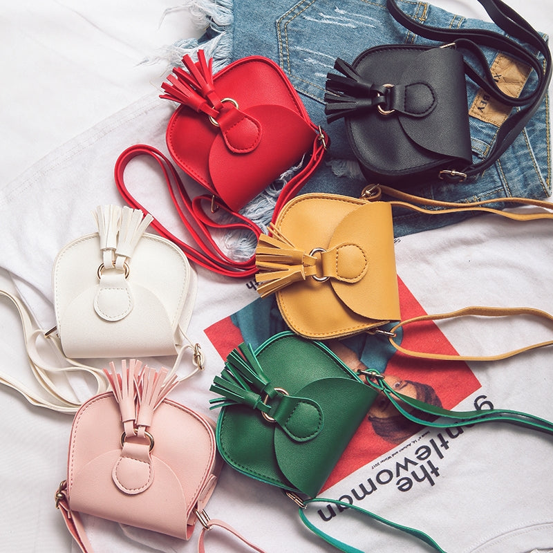 kleine Umhängetasche für Mädchen in den Farben rosa, weiß, schwarz