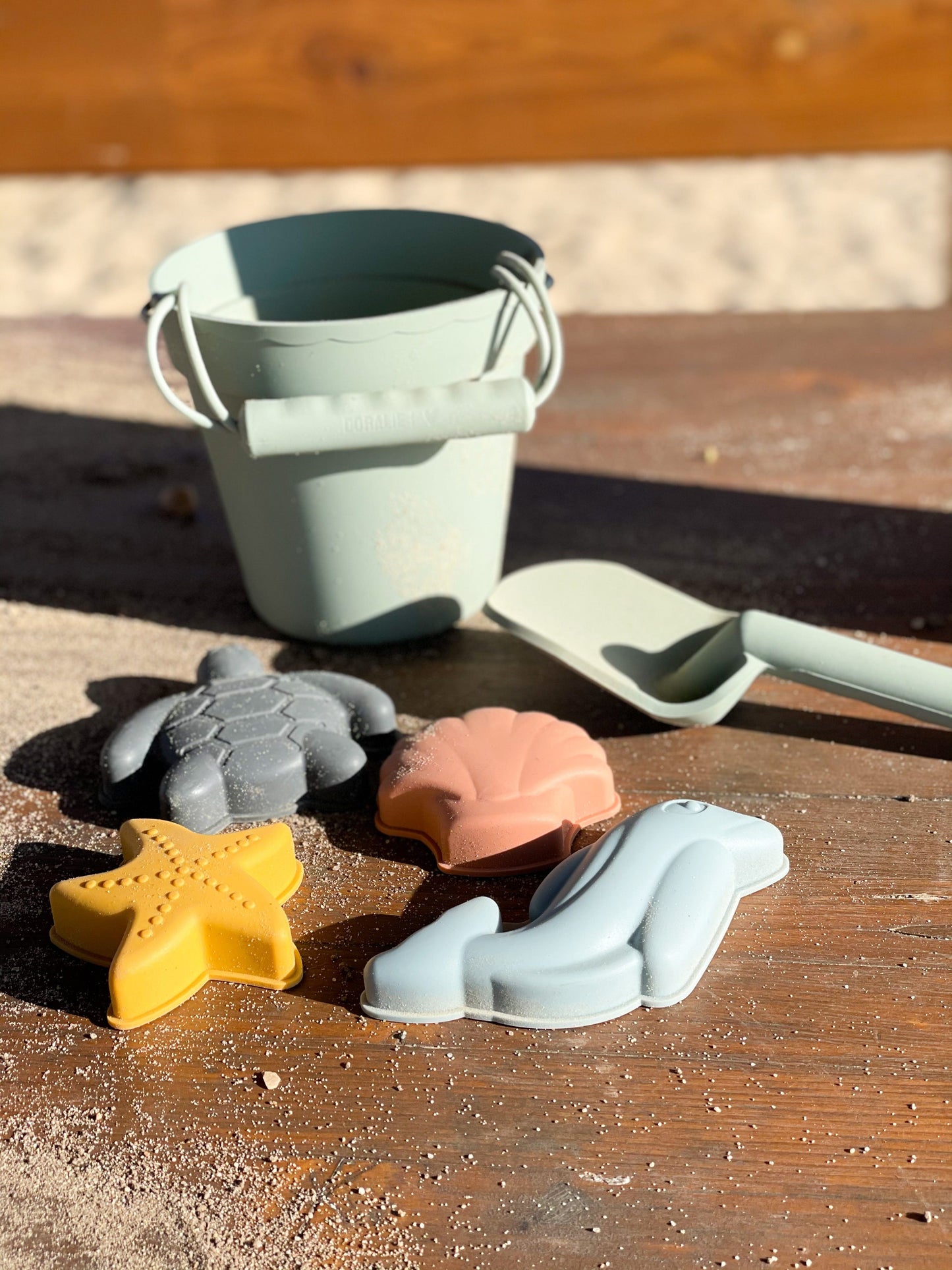 Silikon Sandspielzeug Set 6tlg. Bestehend aus Eimer, Schaufel und 4 Sandförmchen (Seestern, Schildkröte, Muschel, Delfin). Ideal für Reisen, da sehr flexibel.