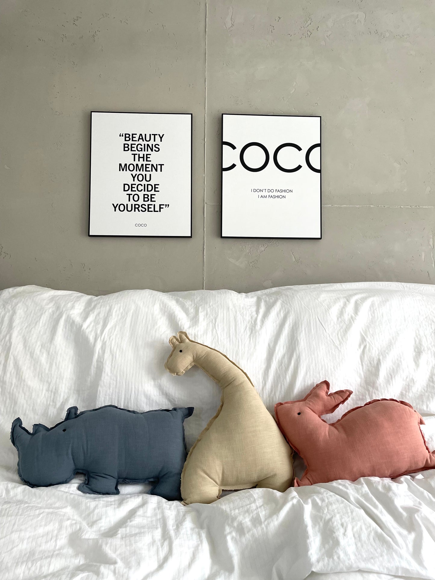 Kuschelkissen / Dekokissen Nashorn (blau), Giraffe (beige), Hase (rosa)