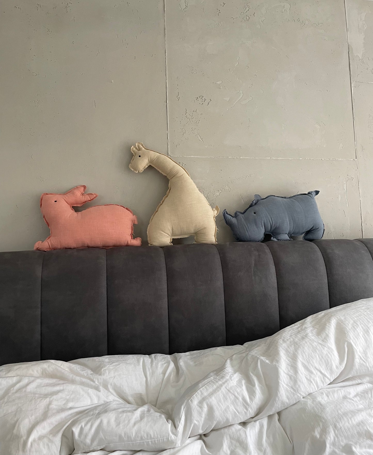 Kuscheltier Safari / Dekokissen Hase / Giraffe / Nashorn