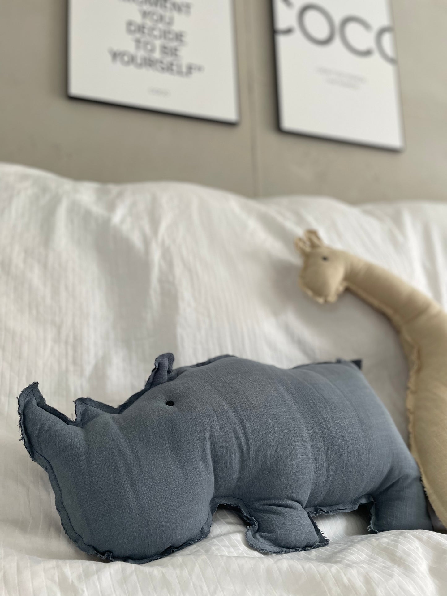 Kuscheltier Safari / Dekokissen Hase / Giraffe / Nashorn