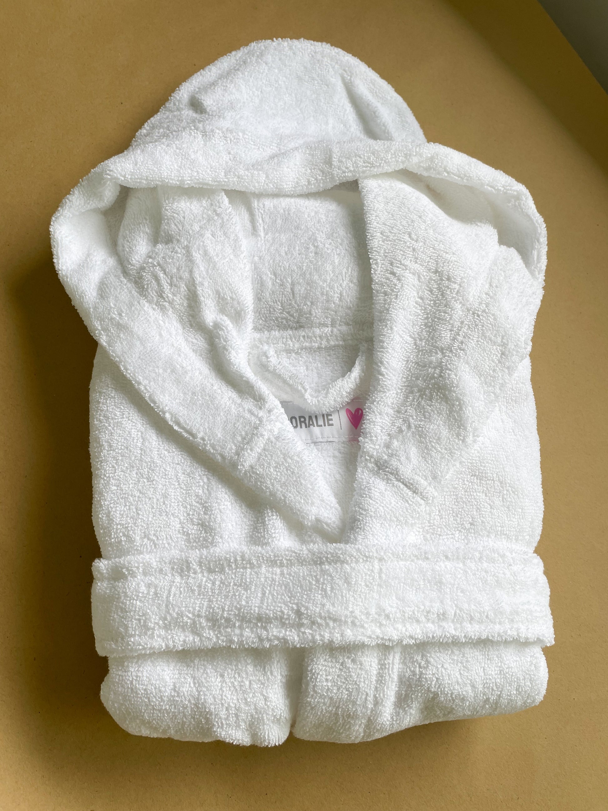 Bademantel aus Baumwolle mit Kapuze und Taschen in der Farbe weiß. Bademantel für Kinder schlicht.