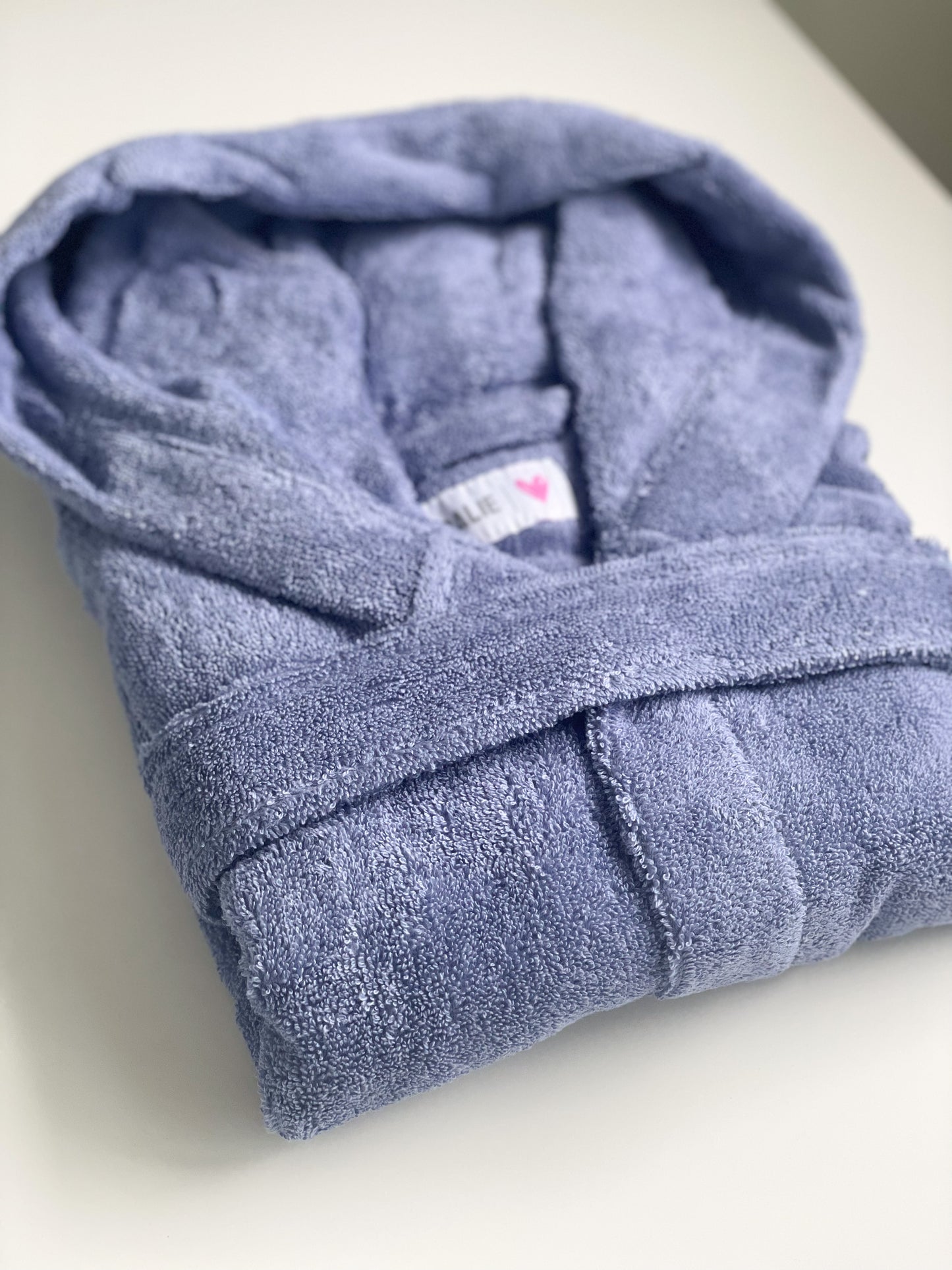 Bademantel aus Baumwolle mit Kapuze und Taschen in der Farbe blau. Bademantel für Kinder schlicht.