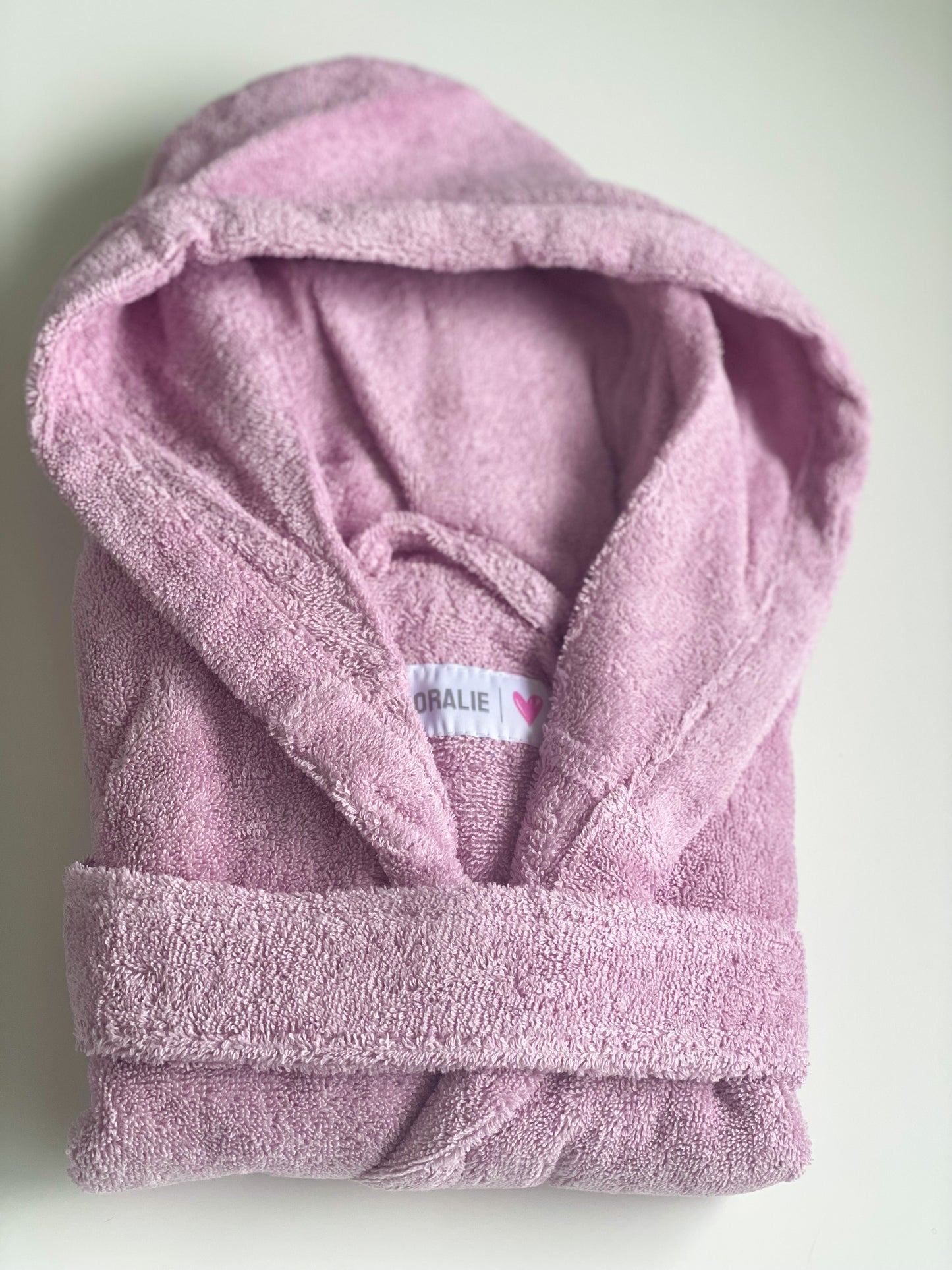 Bademantel aus Baumwolle mit Kapuze und Taschen in der Farbe rosa/altrosa. Bademantel für Kinder schlicht.