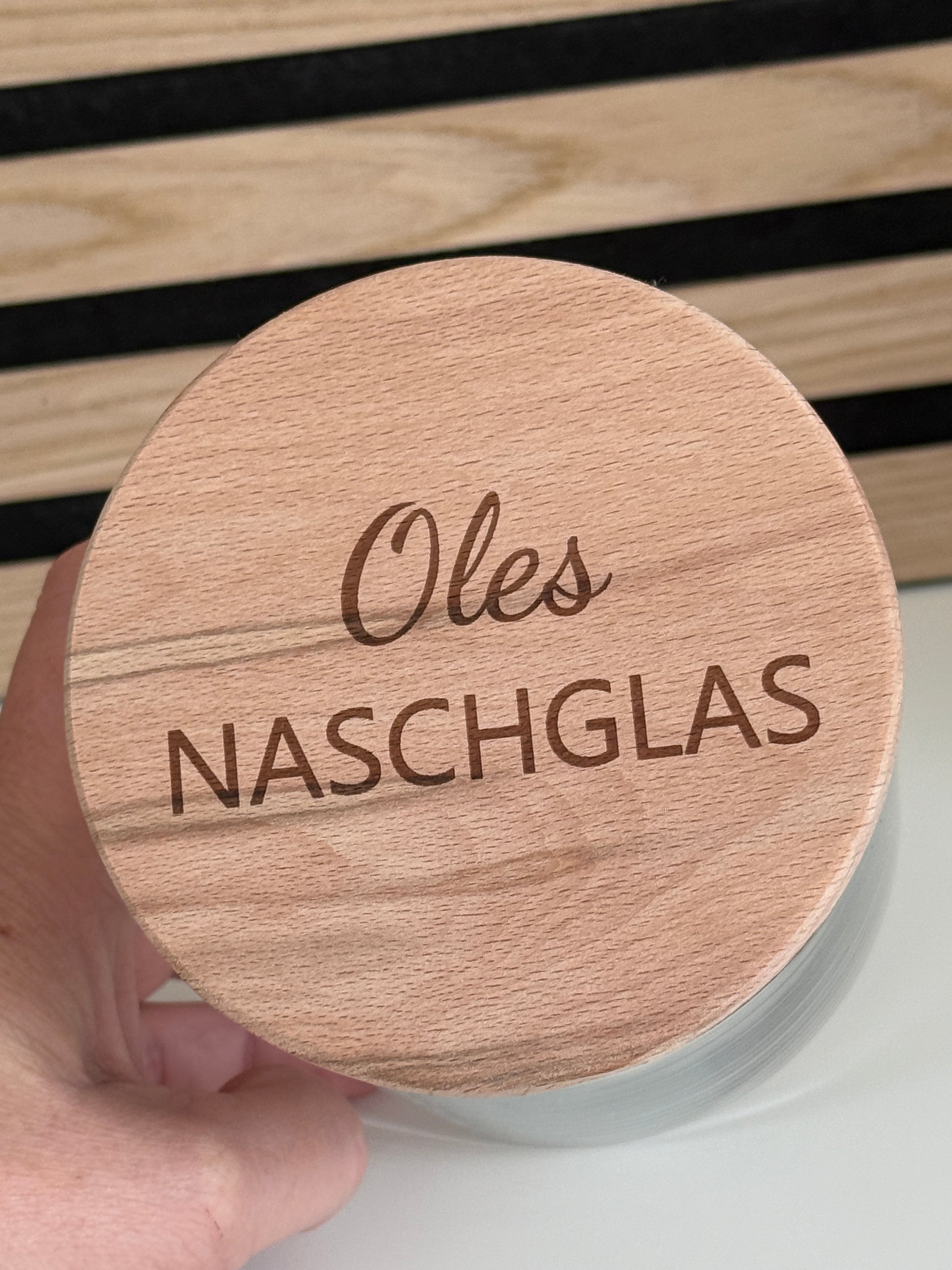 Glas mit Buchenholzdeckel mit der personalisierten Gravur: Oles Naschglas. Das perfekte Geschenk zur Einschulung, Kindergeburtstag, Kollegen und Freunde.