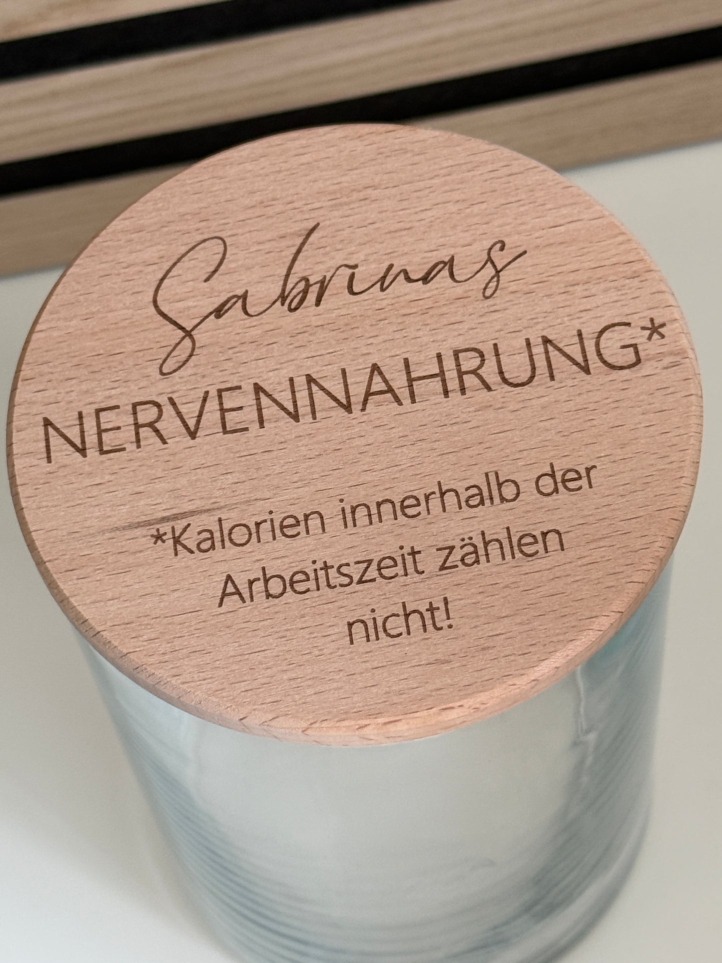 Glas mit Holzdeckel mit dem Text: Nervennahrung Kalorien während der Arbeitszeit zählen nicht!
Das perfekte Geschenk für Kollegen, Mitarbeiter, Freunde. Zum Einstieg in die Rente, Abschied, Azubigeschenk.